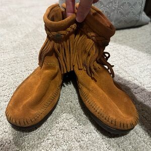 Women’s  Minnetonka Fringe Moccasin Boots - Tan size 6